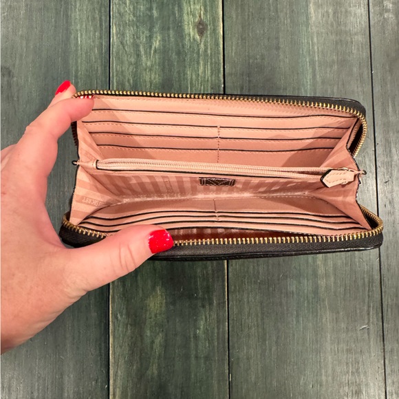 Victoria's Secret “The Victoria” large zipped wallet in a black V-quilt finish - Picture 3 of 5